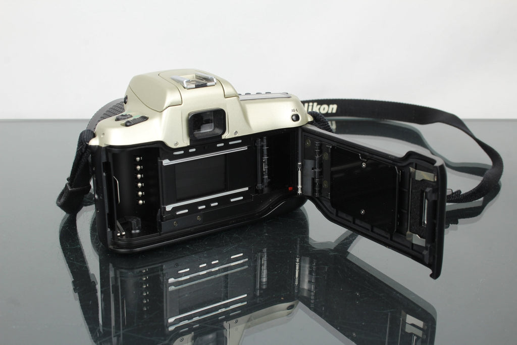 Nikon F50 + Nikon 35 - 80mm 1:4 - 5.6 lens - Dutch|Thrift