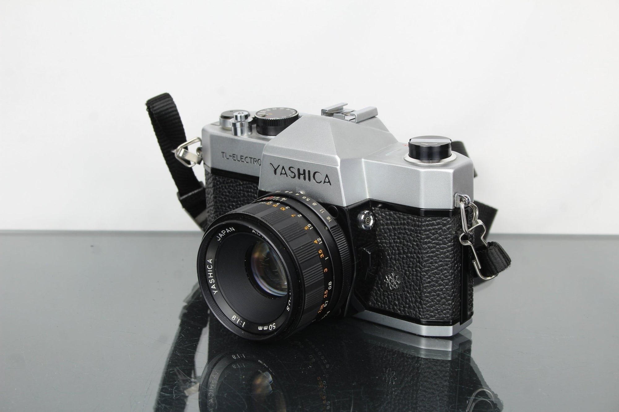 Yashica TL - ELECTRO + 50mm 1.9 Yashica lens - Dutch|Thrift